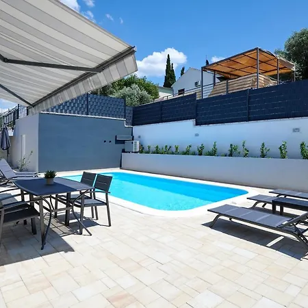 Apartman Nela & Sara - 2 With Heated Swimming Pool