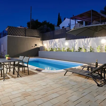 Apartman Nela & Sara - 2 With Heated Swimming Pool