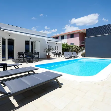 Nela & Sara - 2 With Heated Swimming Pool *
