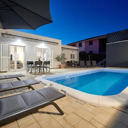 Nela & Sara - 2 With Heated Swimming Pool Apartman Seget Vranjica