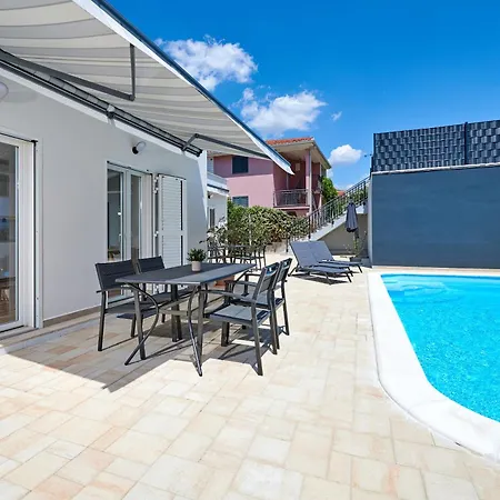 Nela & Sara - 2 With Heated Swimming Pool Apartman Seget Vranjica