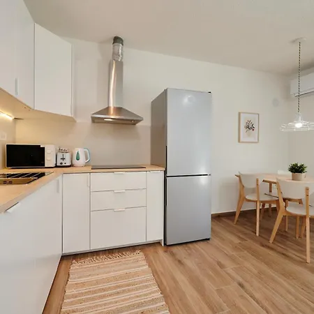 Apartman Nela & Sara - 2 With Heated Swimming Pool *